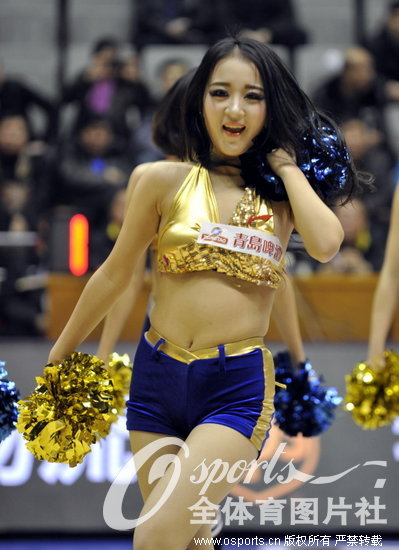 高清组图:CBA新疆vs北京 篮球宝贝惊艳露乳