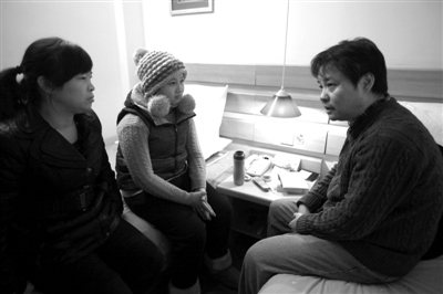 昨日,作家余华(右)到旅馆看望来京治病的白血病女孩宋静及其母亲.
