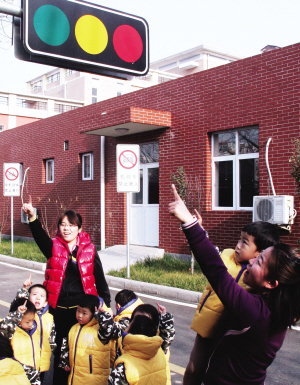 交通安全教育进幼儿园 宝宝模拟上马路(图)