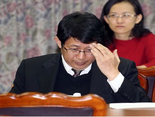 作为不当遭炮轰 台教育部长承诺下次亲见学