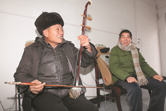 草楼村民看戏乐