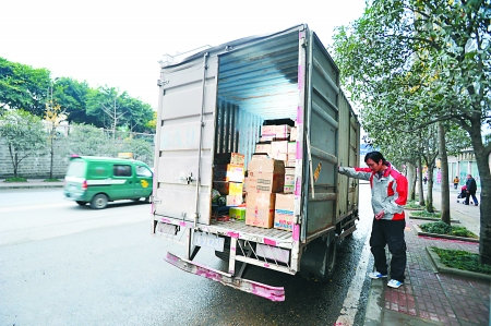 11月30日,巴南区某副食品批发超市,像往常一样用货车给渝北的客户送货