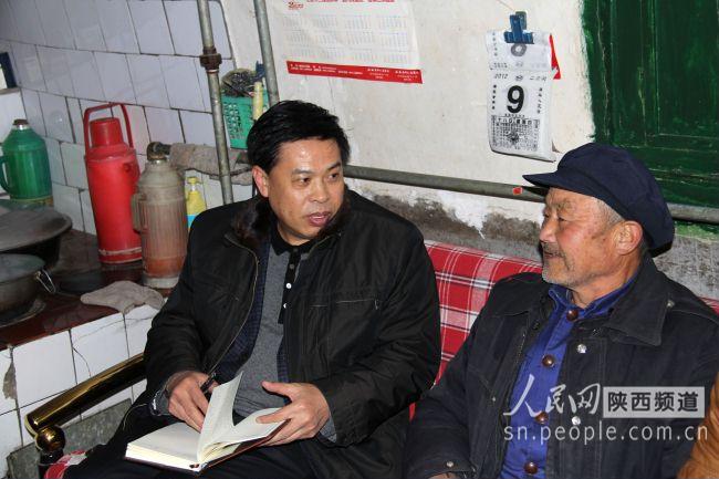 老杜在82岁的退休工人高锦明家采访