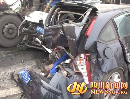 京昆高速成绵段德阳南至广汉石亭江大桥附近发生多车连环追尾事故