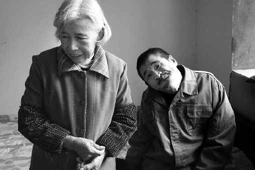 老母亲<em>白发</em>苍苍照顾傻儿46年 民政局:可由政府