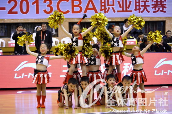 高清图:CBA八一VS江苏 八一队的娃娃啦啦队