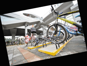 大学城地铁站下面的自行车停车场停满了自行车.