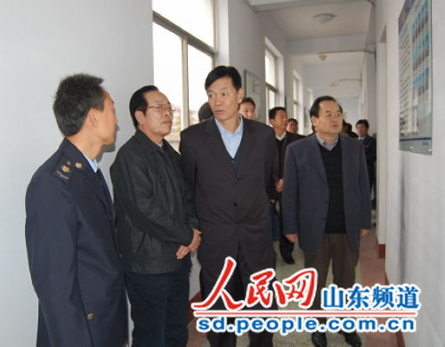 省地税局党组副书记、副局长吕凤强在菏泽基层