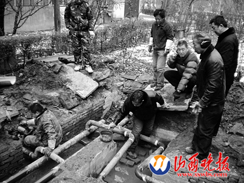 暖气管网老化跑水管道工冒着严寒昼夜抢修(图