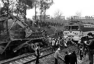 货车撞火车 火车头出轨