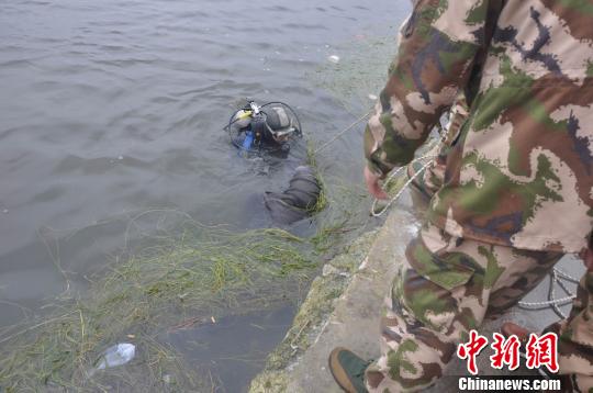 贵州安顺凝冻天气致面包车冲入水库 3人死亡