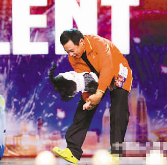 带着流浪狗流浪12年 登上中国达人秀舞台