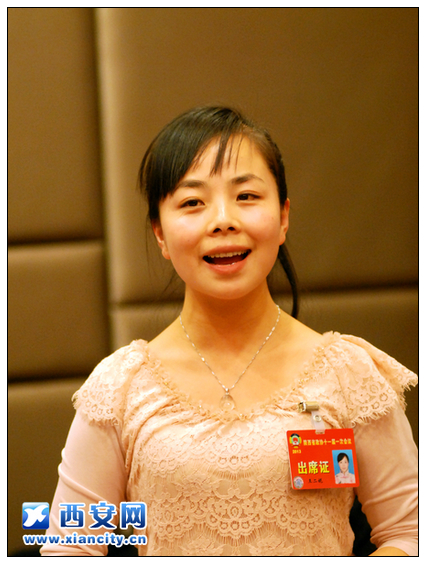 在文化艺术分组讨论中,王二妮现场唱起了陕北