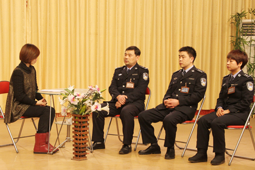 封丘交警大队直播间里宣讲新交规