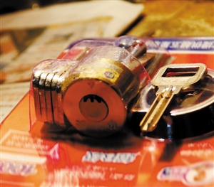 网上公开叫卖开锁工具 一根锡纸条就能捅开防