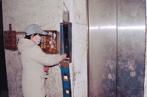 电梯停摆一周 18层楼天天得爬