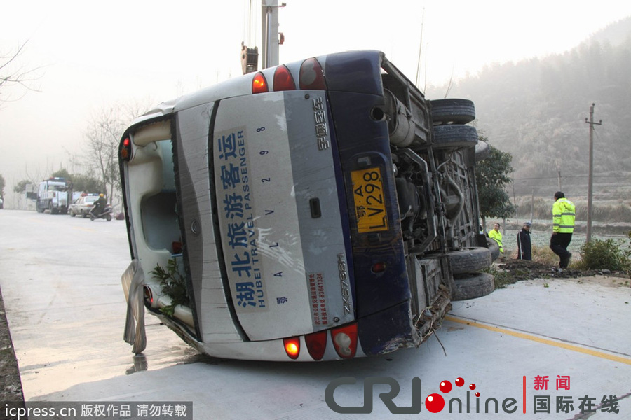 一辆湖北旅游客车在江西翻入山沟 致1死多伤(