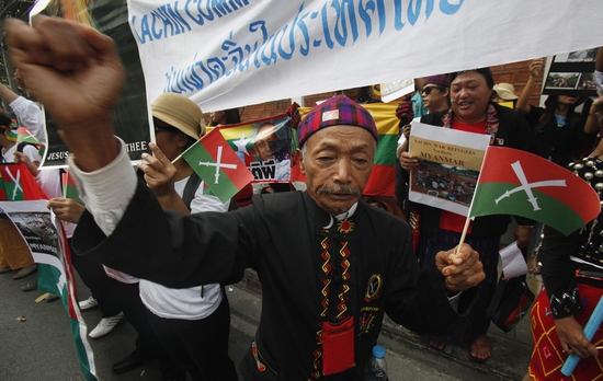 校园 一名克钦族老人昨日在缅甸驻泰国大使馆前抗议缅甸政府.