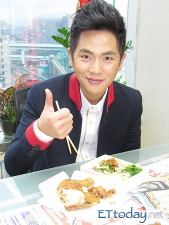 温太医张晓龙初尝台湾鸡腿饭 怕发胖每天跑步