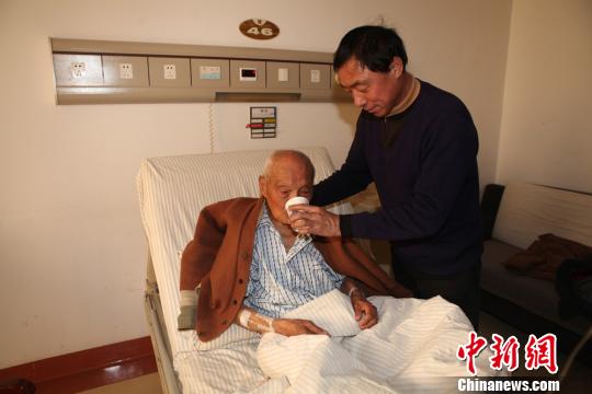除了患有十几年的高血压外,没什么重病,还能经常自己拄着拐棍外出散步