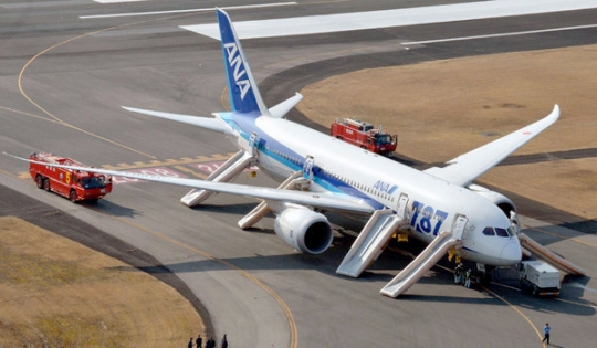 全日空波音787紧急降落梦想客机遭遇危机