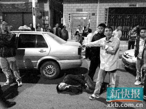 　　■当晚双方激烈冲突，一名涉非法运营的黑的士司机被打倒，正规车司机要求政府严惩。