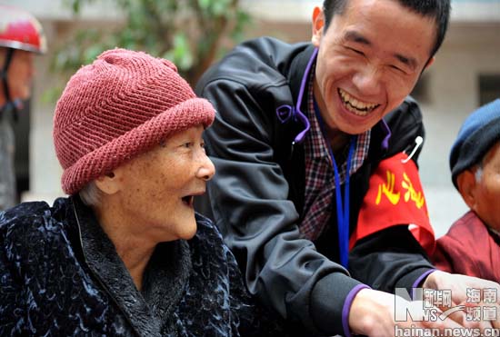 海南志愿者为孤寡老人送去棉被等过冬用品