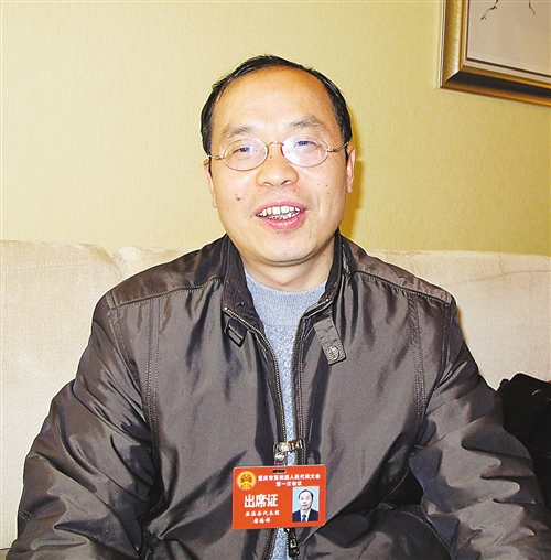 市人大代表,巫溪县委书记唐德祥. 记者 文峰 摄