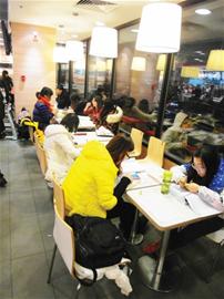 青岛大学自习室一座难求 学生带毛毯占领快餐