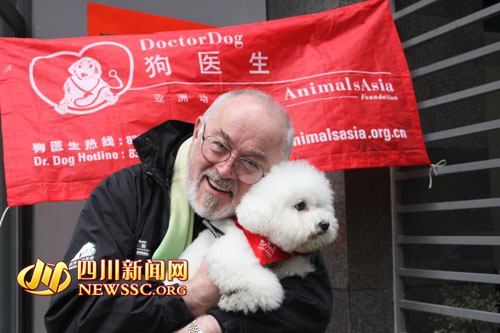 狗医生 新年探访成都孤寡老人 大爷 剪纸 送祝福