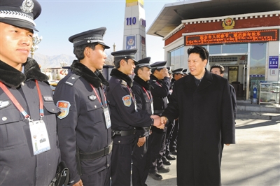 2月10日,自治区党委副书记,自治区主席洛桑江村前往区公安厅指挥