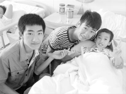 2012年8月,志愿者来到沈阳看望正在治疗中的