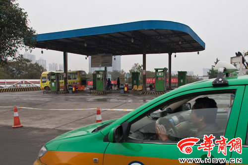 西安市出租车管理处新闻发言人张小平建议,若