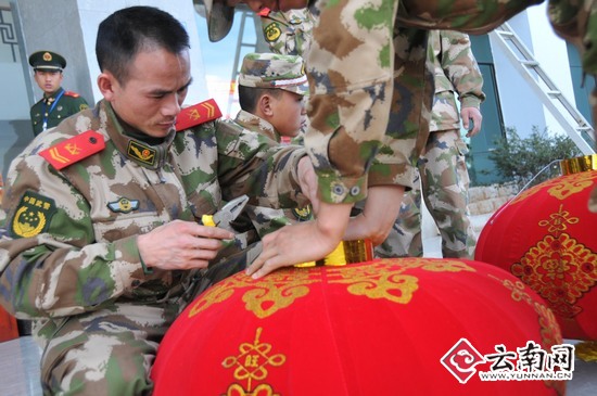 金蛇迎春 武警曲靖支队营区年味浓(图)