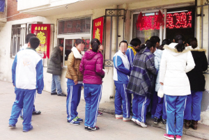 开学第一天学校门口有点乱 各色餐馆人气旺