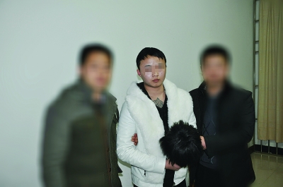 逃犯男扮女装赴洗浴中心被警方认出抓获