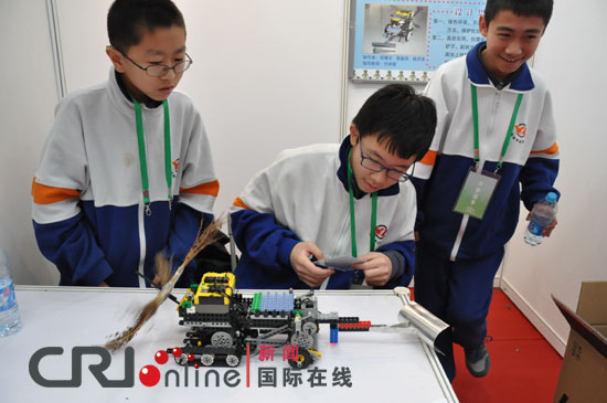 田汉文团队正在展示他们的智能扫雪机器人