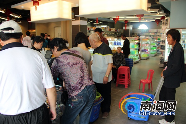 原标题:乐东:国信龙沐湾超市餐厅开业 首批业主入住 南海网三亚2月6日消息(南海网记者邓松 通讯员周建涛)乐东国信龙沐湾为让首批入住的20多户业主过上一个安心年,经过2个月紧张筹备的超市和餐厅于2月6日正式开业。据了解,小区内的超市、餐厅采用平价的形式,旨在完善小区配套设施,为业主生活提供便利。