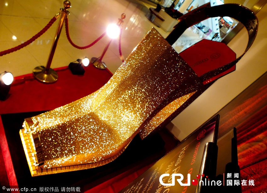 全球金钻最多巨型高跟鞋亮相广州 真实版标价