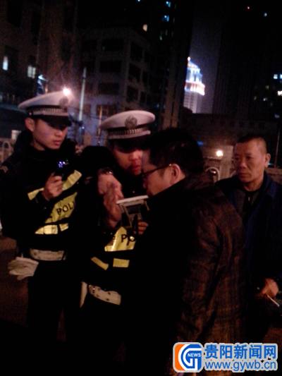 贵阳交警设卡查酒驾 一夜逮了5个酒驾司机(图