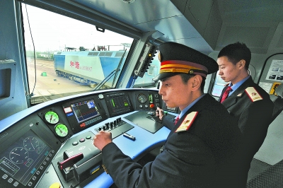 2月5日,长沙机务段,"和谐号"机车司机曹志勇在检查调试设备,做好出车