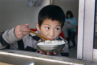 孩子们每天的伙食荤素搭配,但不少人爱挑食,吃饭习惯也不好.
