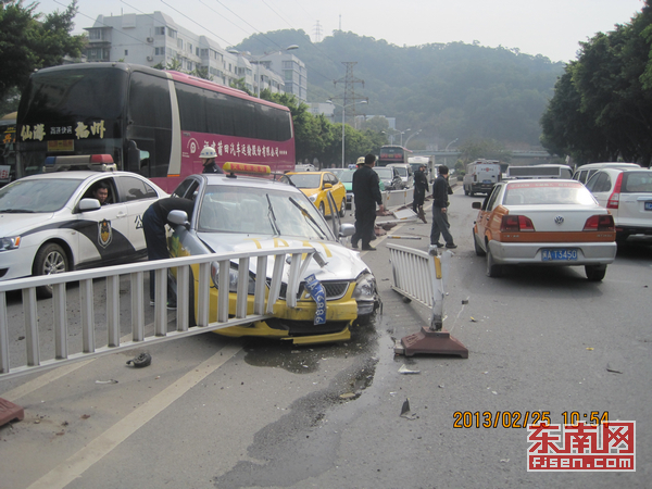 交通事故保险索赔程序 > 车撞护栏逃逸怎么处理能走保险吗 车撞护栏上