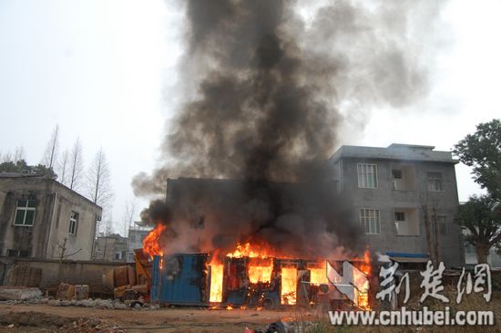 蕲春一在建工地工棚起火 未造成人员伤亡(图)