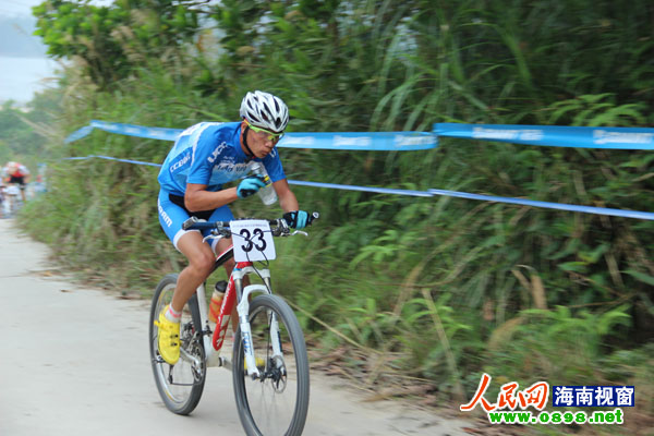 山地自行车比赛首日 竞争激烈赛事多变