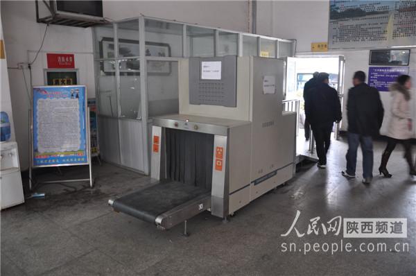 三品房cad电路图_电路图分享 三品检测仪处于关机状态,乘客可以从检票处门口随意进出,不必进行安检。 人民网安康2月20日电 2月20日下午4点35分,本网记者在安康市白河县汽车站,购买了2张5点整从白河发往安康的汽车票,准备前往安康进行相关采访。4点45分,记者从候车室前往后面的停车场上车,就在记者准备把随身携带的背包放入候车室门口的三品安全检测仪进行安全检查的时候,意外的发现这台机器处于关闭状态,旁边也没有车站工作人员对乘客的行李物品进行安全检查。 春运期间,三品检查本应是重中之重,为何白河县汽车站的安检仪没有正常工作呢?候