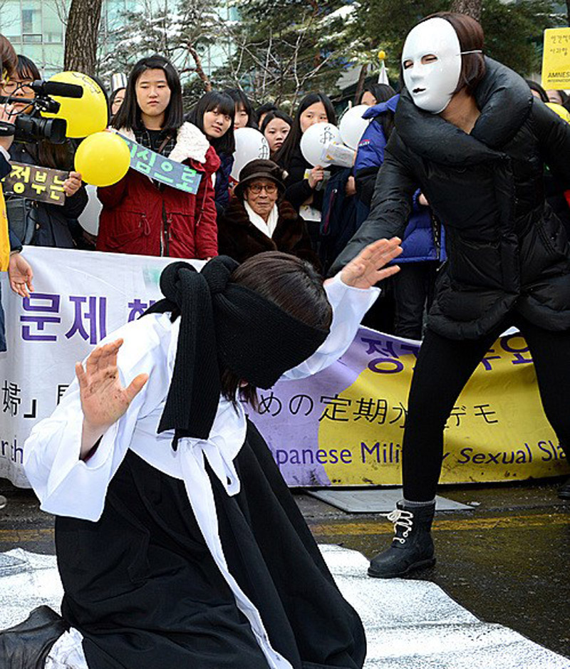 韩国民众在日驻韩使馆前集会 还原慰安妇历史