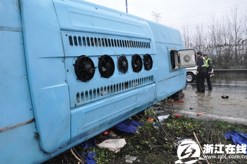 高速大巴侧翻多人伤 车上载满赴杭州上天竺的