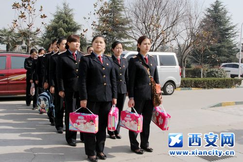 <em>女列车员</em>走进福利院奉献不同的母爱 为儿童献