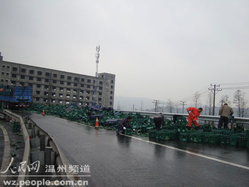 半挂车醉卧高速路 两公里空气飘酒香